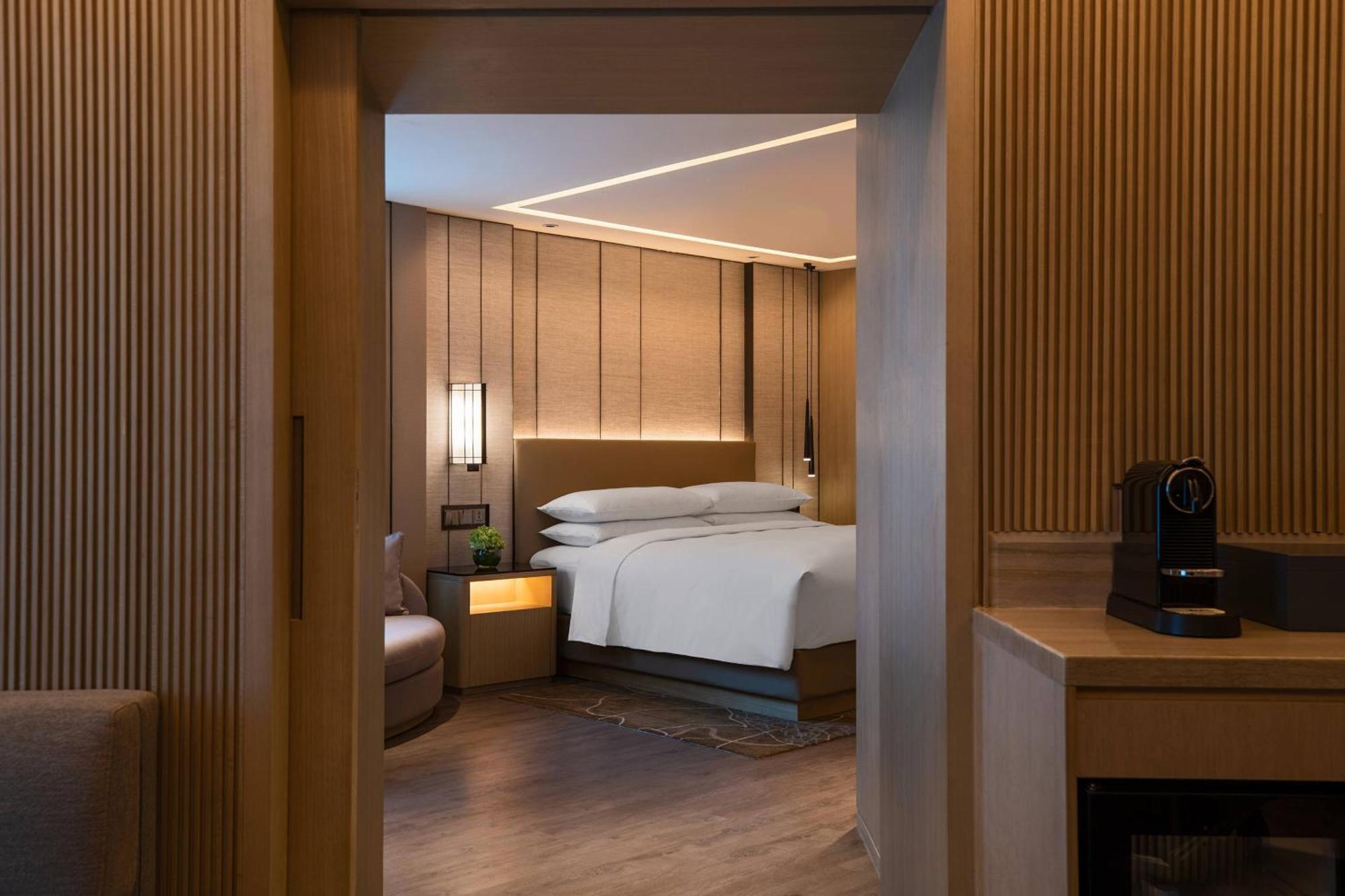 Renaissance Shenzhen Luohu Hotel Экстерьер фото