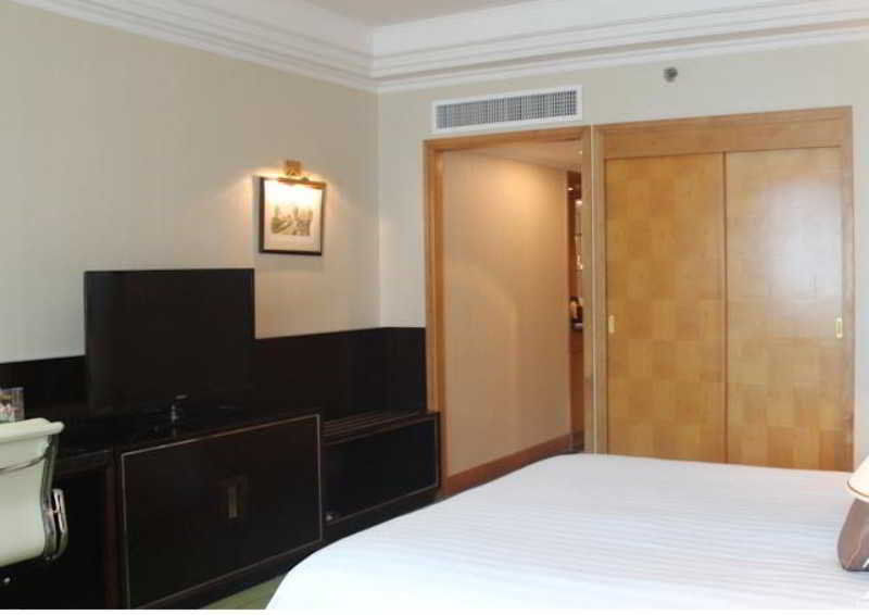 Renaissance Shenzhen Luohu Hotel Экстерьер фото