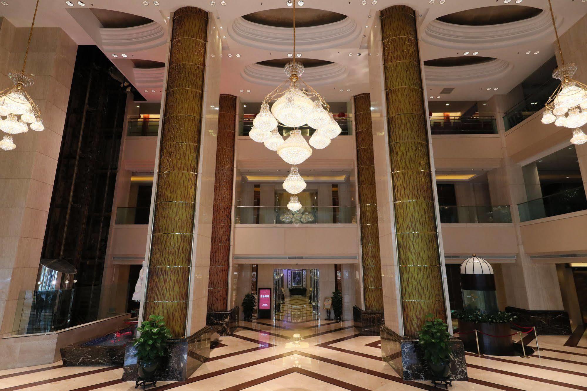 Renaissance Shenzhen Luohu Hotel Экстерьер фото